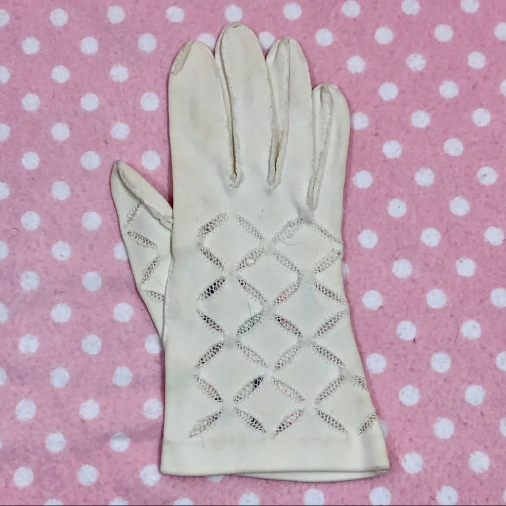 Vintage “Crescendoe” White wrist gloves 6 1/2